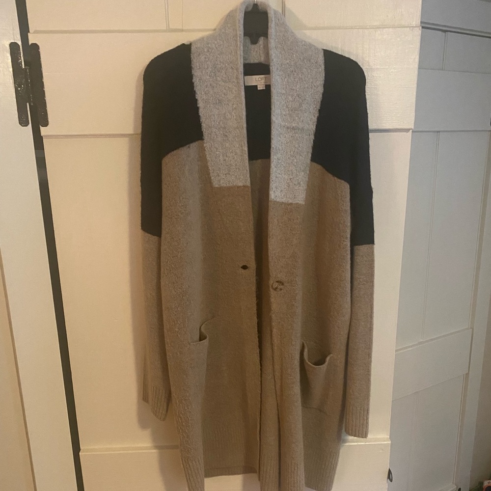 Stylish, neutral LOFT longline cardigan, perfect for fall! Size L/XL